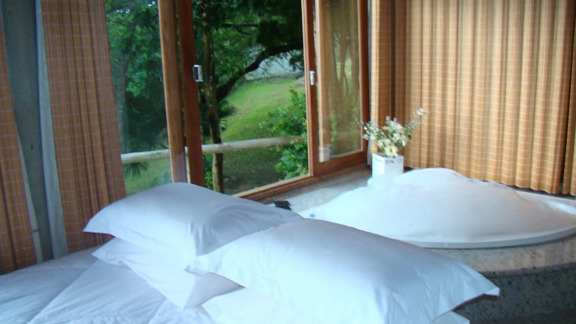 The Goldeneye Pousada Porto Belo Hotel